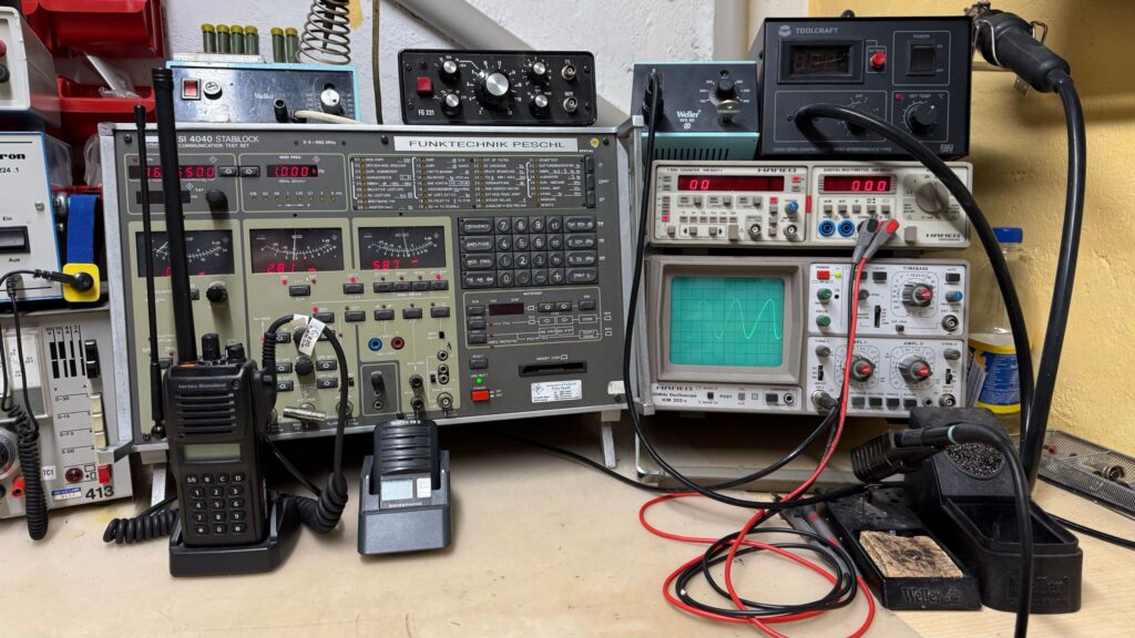 Arbeitsplatz mit Funk- und Messtechnik